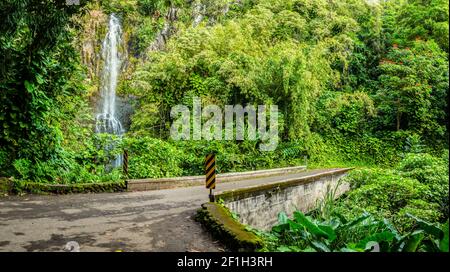 One Lane Bridge et Wailua Falls sur la Hana Highway, Maui, Hawaii, États-Unis Banque D'Images