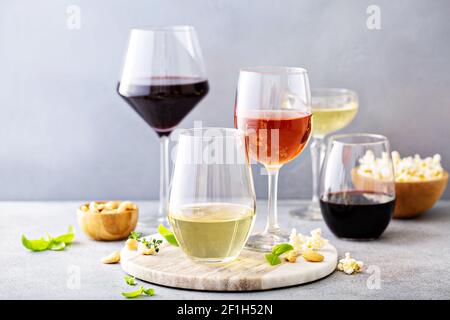 Vin rouge, blanc et rose dans différents verres Banque D'Images