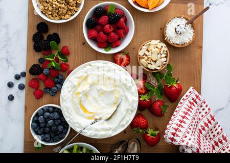Assiette à yaourt, grande planche avec différentes garnitures Banque D'Images