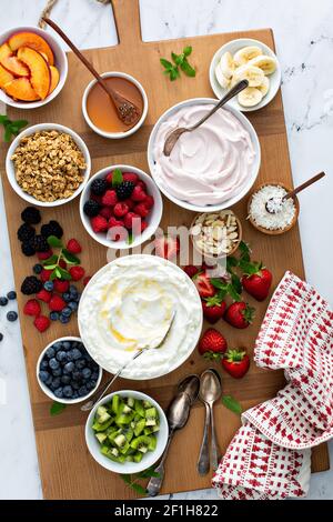 Assiette à yaourt, grande planche avec différentes garnitures Banque D'Images