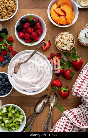 Assiette à yaourt, grande planche avec différentes garnitures Banque D'Images
