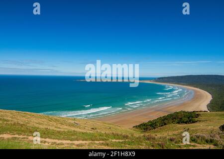 Vue sur la baie de Tutuku, plage de l'océan Pacifique, Catlins, Southland, Nouvelle-Zélande Banque D'Images