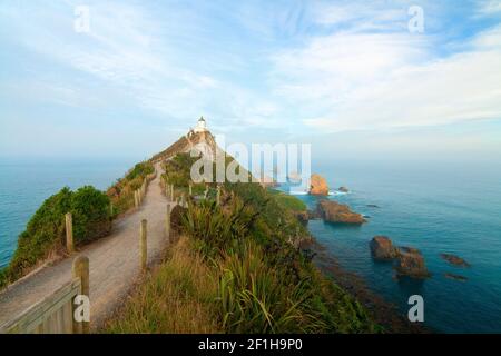 Phare de Nugget point et célèbres îlots rocheux (les Nuggets) Île du Sud de la Nouvelle-Zélande Banque D'Images