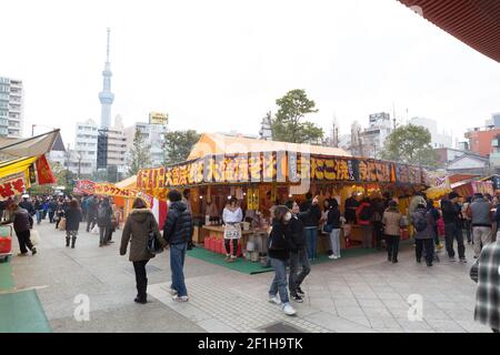 Il y a des stands de nourriture autour du temple Sensoji pendant le nouvel an Banque D'Images