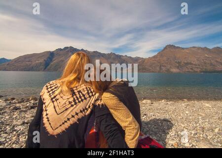 Vue arrière de couple romantique à Wilson Bay près de Queenstown, Île du Sud Nouvelle-Zélande Banque D'Images