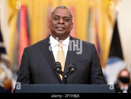 Le secrétaire à la Défense des États-Unis, Lloyd J. Austin III, prononce un discours lors de l'événement de nomination du commandant du combat du président américain Joe Biden pour le général de la Force aérienne Jacqueline Van Ovost et le lieutenant général de l'armée Laura Richardson dans la salle East de la Maison Blanche à Washington, DC, le lundi 8 mars 2021. Ovost, a été nommé à la tête du Commandement des transports, et Richardson, a été nommé à la tête des activités militaires en Amérique latine au sein du Commandement Sud. Crédit : Kevin Dietsch/Pool via CNP/MediaPunch Banque D'Images