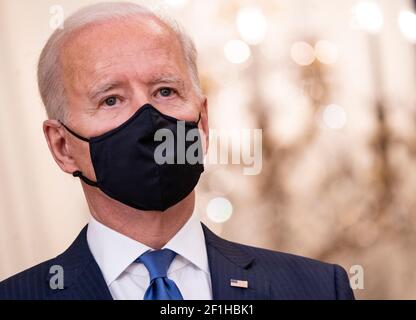 Le président des États-Unis Joe Biden écoute le vice-président des États-Unis Kamala Harris lors d'une cérémonie de nomination du commandant du combat pour le général de la Force aérienne Jacqueline Van Ovost et le lieutenant général de l'armée Laura Richardson dans la salle East de la Maison Blanche à Washington, DC, le lundi 8 mars 2021. Ovost, a été nommé à la tête du Commandement des transports, et Richardson, a été nommé à la tête des activités militaires en Amérique latine au sein du Commandement Sud. Crédit : Kevin Dietsch/Pool via CNP/MediaPunch Banque D'Images