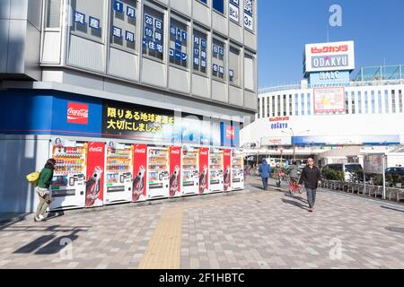 Grand magasin Odakyu à Shinjuku et une gamme de distributeurs automatiques vendant des boissons non alcoolisées, Banque D'Images