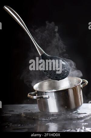 Faire des bulles d'eau dans une casserole. Arrière-plan abstrait Banque D'Images