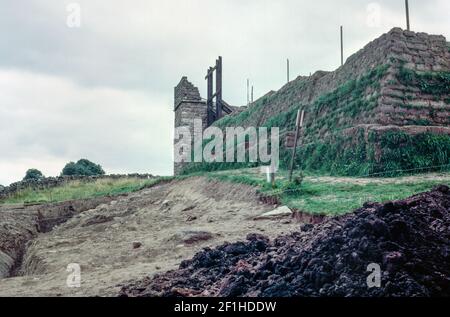 Vestiges d'une fortification défensive romaine connue sous le nom de mur d'Hadrien, qui s'élève à environ 118 km avec un nombre de forts, de châteaux et de tourelles. Construction d’une réplique du mur de gazon et d’une tourelle qui faisait partie du mur d’Hadrien, dans le fort de Vindolanda, Hexham, Northumberland. Numérisation d'archivage à partir d'une lame. Septembre 1972. Banque D'Images