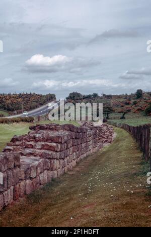 Vestiges d'une fortification défensive romaine connue sous le nom de mur d'Hadrien, qui s'élève à environ 118 km avec un nombre de forts, de châteaux et de tourelles. Restes de «large Wall» près de Heddon-on-the-Wall, Northumberland. Numérisation d'archivage à partir d'une lame. Juin 1974. Banque D'Images