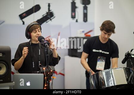 Homme et femme chantant et jouant des tambours d'acier à musical Convention relative aux instruments Banque D'Images