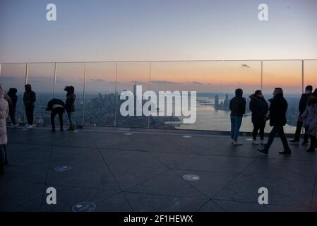 Visiteurs sur le bord de la ville de New York au coucher du soleil Banque D'Images