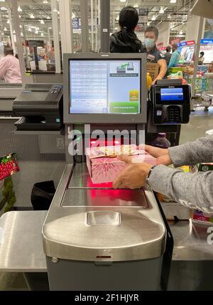 McKinney, TX USA - 22 février 2021 : vue rapprochée d'un client utilisant un kiosque lors d'un auto-check-out récemment ouvert dans la région de Costco Banque D'Images