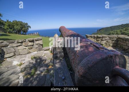 Fer militaire Canon à l'autre du pays Basque dans le nord de l'Espagne Banque D'Images