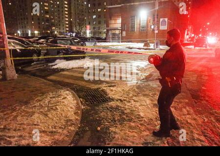 États-Unis, New York City, NY - police de NYPD sur les lieux d'un accident mettant en place le périmètre avec des bandes de scène de crime Banque D'Images