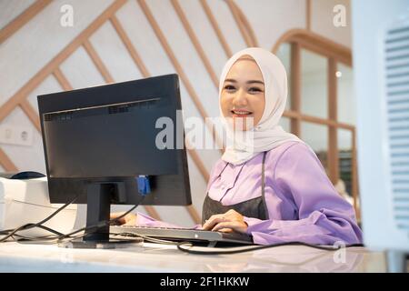 femme d'affaires moderne dans des vêtements modernes travaillant au bureau Banque D'Images