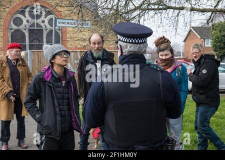 Sipson, Royaume-Uni. 8 mars 2021. Un officier de police métropolitaine facilite l'expulsion des résidents de la section restante d'un jardin écocommunautaire hors réseau en squatté connu sous le nom de Grow Heathrow. Grow Heathrow a été fondé en 2010 sur un site auparavant abandonné à proximité de l'aéroport d'Heathrow pour protester contre les plans du gouvernement pour une troisième piste et a depuis apporté une contribution éducative et spirituelle significative à la vie dans les villages d'Heathrow qui sont menacés par l'expansion de l'aéroport. Crédit : Mark Kerrison/Alamy Live News Banque D'Images