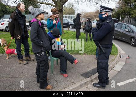 Sipson, Royaume-Uni. 8 mars 2021. Un officier de police métropolitaine facilite l'expulsion des résidents de la section restante d'un jardin écocommunautaire hors réseau en squatté connu sous le nom de Grow Heathrow. Grow Heathrow a été fondé en 2010 sur un site auparavant abandonné à proximité de l'aéroport d'Heathrow pour protester contre les plans du gouvernement pour une troisième piste et a depuis apporté une contribution éducative et spirituelle significative à la vie dans les villages d'Heathrow qui sont menacés par l'expansion de l'aéroport. Crédit : Mark Kerrison/Alamy Live News Banque D'Images