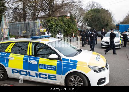 Sipson, Royaume-Uni. 8 mars 2021. Les agents de police métropolitaine facilitent l'expulsion des résidents de la section restante d'un jardin écocommunautaire hors-réseau de squatté connu sous le nom de Grow Heathrow. Grow Heathrow a été fondé en 2010 sur un site auparavant abandonné à proximité de l'aéroport d'Heathrow pour protester contre les plans du gouvernement pour une troisième piste et a depuis apporté une contribution éducative et spirituelle significative à la vie dans les villages d'Heathrow qui sont menacés par l'expansion de l'aéroport. Crédit : Mark Kerrison/Alamy Live News Banque D'Images