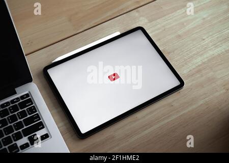 CHIANG MAI, THAÏLANDE - JUL 26, 2020: IPad Pro sur table avec le logo Youtube, iPad Pro a été créé et développé par Apple inc. Banque D'Images