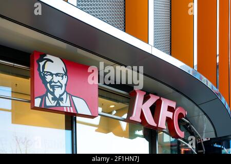 Le fast-food KFC. Kentucky Fried Chicken (KFC) est la deuxième plus grande chaîne de restaurant avec près de 20 000 endroits dans le monde. Banque D'Images