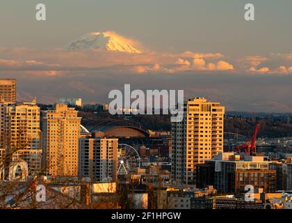 Fight Jest vole Ove Seattle dans la distance Mount Rainier Coucher de soleil Banque D'Images