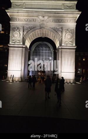 USA, New York City, NY - Washington Square Arch et l'œuvre de l'artiste ai Weiwei, appelé Arch Arch en 2017 Banque D'Images