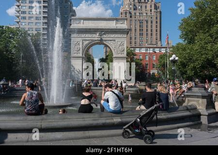 USA, New York City, NY - les gens devant Washington Square Fountain dans Washington Sqaure Park en face de Washington Square Arch Banque D'Images