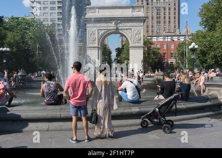 USA, New York City, NY - les gens devant Washington Square Fountain dans Washington Sqaure Park en face de Washington Square Arch Banque D'Images