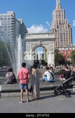 USA, New York City, NY - les gens devant Washington Square Fountain dans Washington Sqaure Park en face de Washington Square Arch Banque D'Images