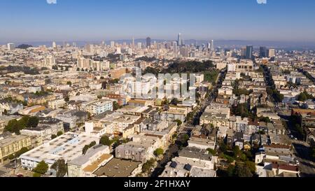 La lumière en fin d'après-midi illumine San Francisco dans ce long Portrait De l'étalement urbain Banque D'Images