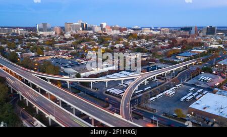 Static Shot au-dessus des autoroutes et du centre-ville Skyline Wilmington Delaware Banque D'Images