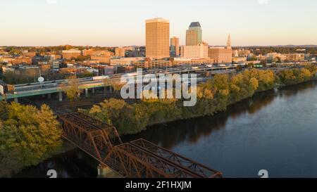 Springfield Massachusetts Late Afternon Rush Hour Traffic Aerial Riverfront View Banque D'Images