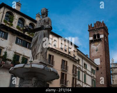 Fontaine de la Madonna sur la Piazza delle erbe à Vérone, ville d'amour et de romance idéale pour les couples Banque D'Images