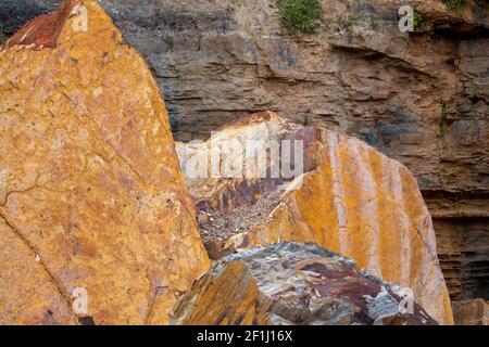 La roche de grès de Sydney est tombée et a glissé du bord de la falaise À Bangalley Headland Avalon Beach, Sydney, Nouvelle-Galles du Sud, Australie Banque D'Images