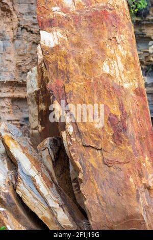 La roche de grès de Sydney est tombée et a glissé du bord de la falaise À Bangalley Headland Avalon Beach, Sydney, Nouvelle-Galles du Sud, Australie Banque D'Images