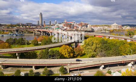 Vue sur le front de mer Highway sur la bretelle de sortie Hudson River Albany New York Banque D'Images