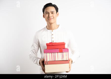 L'homme d'affaires asiatique tenait trois boîtes-cadeaux dans la main Banque D'Images