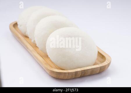 Didy ou IDLI, le petit déjeuner principal du sud de l'inde qui est magnifiquement arrangé dans une base awooden placée sur fond blanc. Banque D'Images