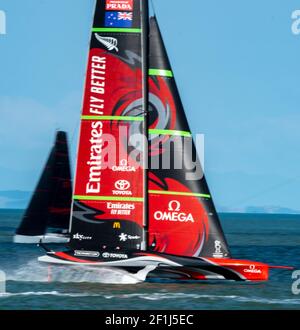 Auckland, Nouvelle-Zélande, le 26 février 2021 - Emirates Team te Rehutia, de Nouvelle-Zélande, brocarté par Peter Burling, se lance dans le port de Waitemata lors d'une séance d'entraînement avant le clash de la coupe de l'Amérique avec l'équipe italienne Luna Rossa Prada Pirelli lors de la coupe de l'Amérique à partir du 10 mars. On s'attend à ce que les yachts de classe AC75 qui se mouillent brisent la barrière de vitesse de 100 km/h pendant la compétition. Crédit : Rob Taggart/Alamy Banque D'Images