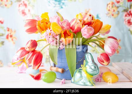 Tulipes colorées dans un petit seau Banque D'Images