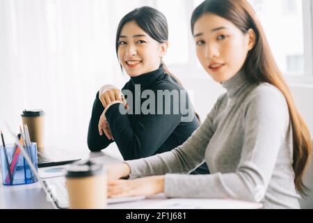 deux femmes d'affaires asiatiques sont rassemblées au bureau Banque D'Images