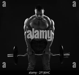 Musclé hommes forts, athlète, bodybuilder, haltérophilie fait des exercices pour le haut et les bras, s'exerçant avec barbell Banque D'Images