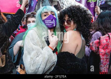 Istanbul, Turquie. 08 mars 2021. Deux femmes trans posent pour une photo pendant le mars.plusieurs personnes se sont réunies à Taksim avec l'intention de faire une parade de nuit en l'honneur de la Journée internationale de la femme, le 8 mars cependant en raison de la restriction de rassemblement du gouverneur d'Istanbul, la police locale a empêché le groupe d'effectuer le défilé. En réponse à cela, le groupe est passé de Taksim à Karaköy tout en démontrant leurs opinions féministes. Crédit : SOPA Images Limited/Alamy Live News Banque D'Images