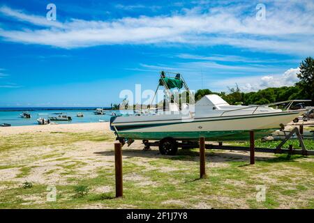 Bateau de pêche à la station d'atterrissage à Flic en Flac, à l'ouest de la république de Maurice. Banque D'Images