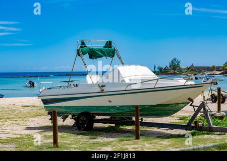 Bateau de pêche à la station d'atterrissage à Flic en Flac, à l'ouest de la république de Maurice. Banque D'Images