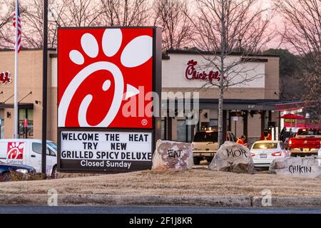 Restaurant Chick-fil très animé avec double voie de passage à Lilburn (Metro Atlanta), Géorgie. (ÉTATS-UNIS) Banque D'Images