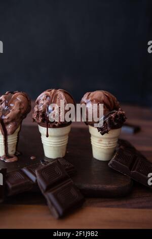 Petits gobelets à gaufres avec glace au chocolat Banque D'Images
