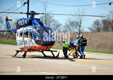 Bartlett, Illinois, États-Unis. Suite à un grave accident de voiture, une victime est livrée, par civière, à un hélicoptère en attente de transport à l'hôpital. Banque D'Images